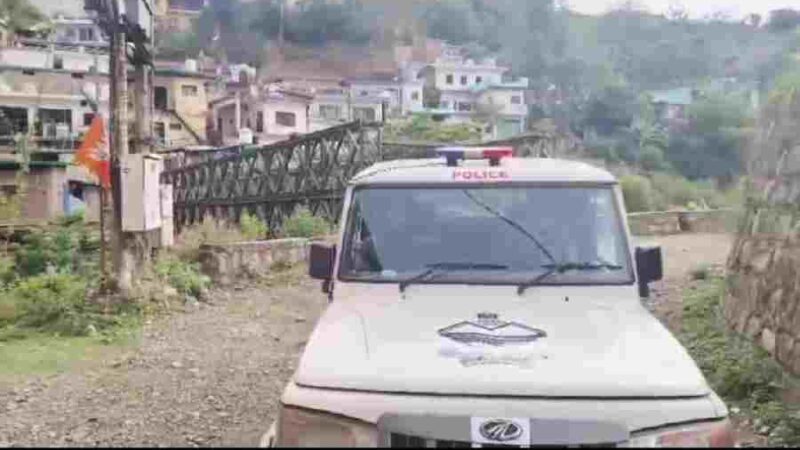 दून पुलिस अलर्ट मोड पर, भारी बारिश के चलते नदी नाले के किनारे रहने वाले लोगों को किया जा रहा है सचेत, लाउड हेलर के माध्यम से बारिश के दौरान नदी नालों के किनारे न जाने की दी जा रही है चेतावनी