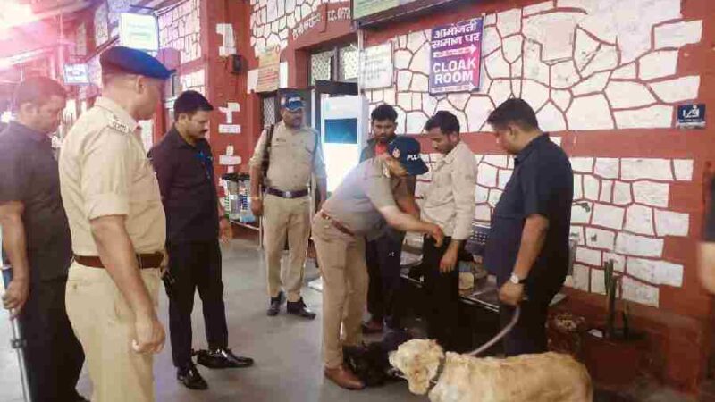 सम्पूर्ण जनपद में दून पुलिस द्वारा अलर्टनेस के साथ की जा रही चेकिंग, एसएसपी दून समेत समस्त अधिकारी क्षेत्र में मौजूद रह कर चेकिंग व्यवस्था का ले रहे जायजा, पूरे जनपद में व्यापक स्तर पर चलाया जा रहा सघन चेकिंग अभियान