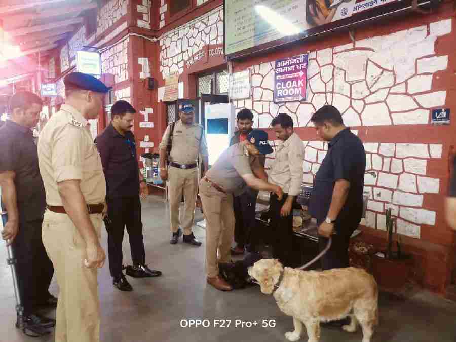 सम्पूर्ण जनपद में दून पुलिस द्वारा अलर्टनेस के साथ की जा रही चेकिंग, एसएसपी दून समेत समस्त अधिकारी क्षेत्र में मौजूद रह कर चेकिंग व्यवस्था का ले रहे जायजा, पूरे जनपद में व्यापक स्तर पर चलाया जा रहा सघन चेकिंग अभियान