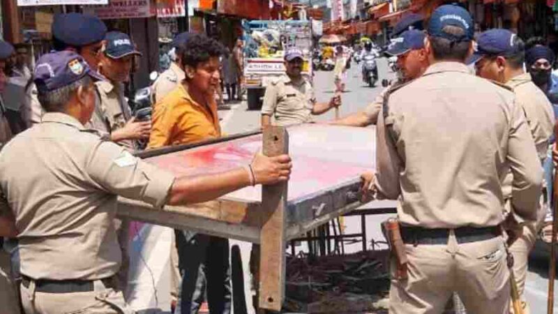मुख्य बाजारों में अवैध अतिक्रमण के विरूद्ध चला दून पुलिस का डंडा, 60 से अधिक दुकानदारों के विरूद्ध की गई कार्यवाही