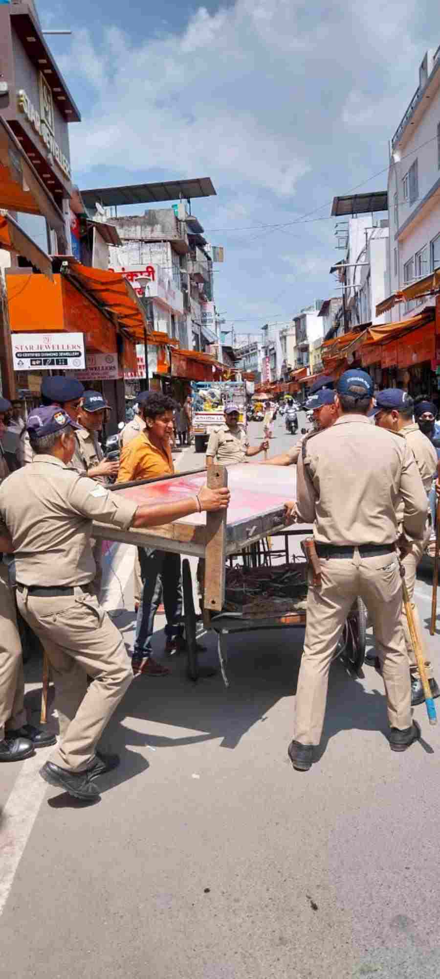 मुख्य बाजारों में अवैध अतिक्रमण के विरूद्ध चला दून पुलिस का डंडा, 60 से अधिक दुकानदारों के विरूद्ध की गई कार्यवाही