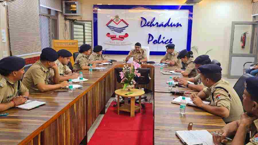 एसएसपी देहरादून द्वारा जनपद के समस्त राजपत्रित अधिकारियों के साथ की समीक्षा गोष्ठी, अपने- अपने क्षेत्रों में नियमित रूप से सत्यापन अभियान चलाते हुए संदिग्ध व्यक्तियों को चिन्हित करने हेतु किया निर्देशित