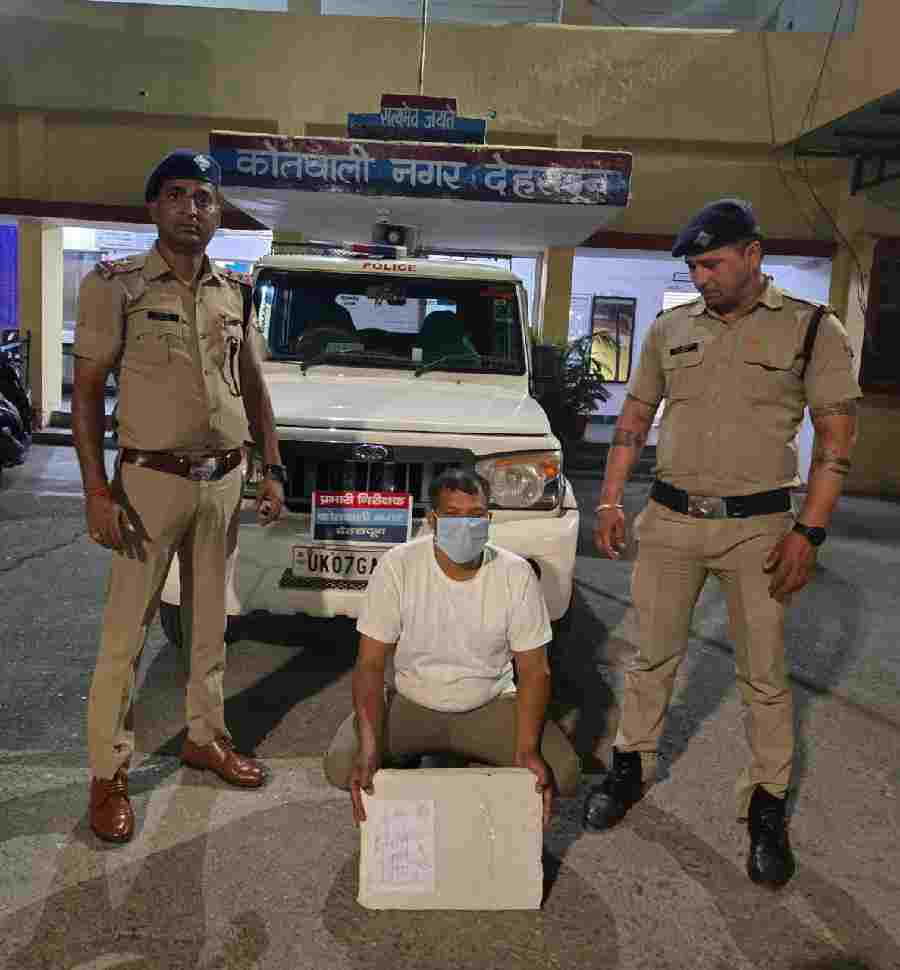 नगर निगम रिकार्ड कार्यालय में हुई चोरी की घटना का दून पुलिस ने किया खुलासा, एक अभियुक्त को किया गिरफ्तार, अभियुक्त की निशानदेही पर घटना में चोरी किये गए रजिस्टर को आशारोड़ी के जंगल से किया बरामद