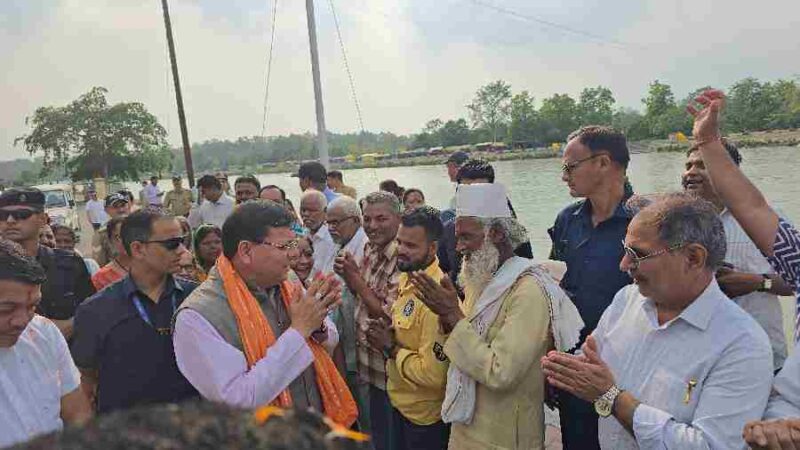 मुख्यमंत्री धामी ने बनबसा क्षेत्र के ग्राम पंचायत देवीपुरा का किया निरीक्षण, बनबसा में सनिया नाले की सफाई के लिए दिए आदेश
