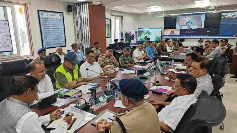 एसईओसी में शासन तथा सेना के अधिकारियों के साथ हुई उच्च स्तरीय बैठक, अन्य जनपदों में भी होगा सिविल डिफेंस का विस्तार, मुख्य सचिव आनन्द बर्द्धन ने दिए निर्देश