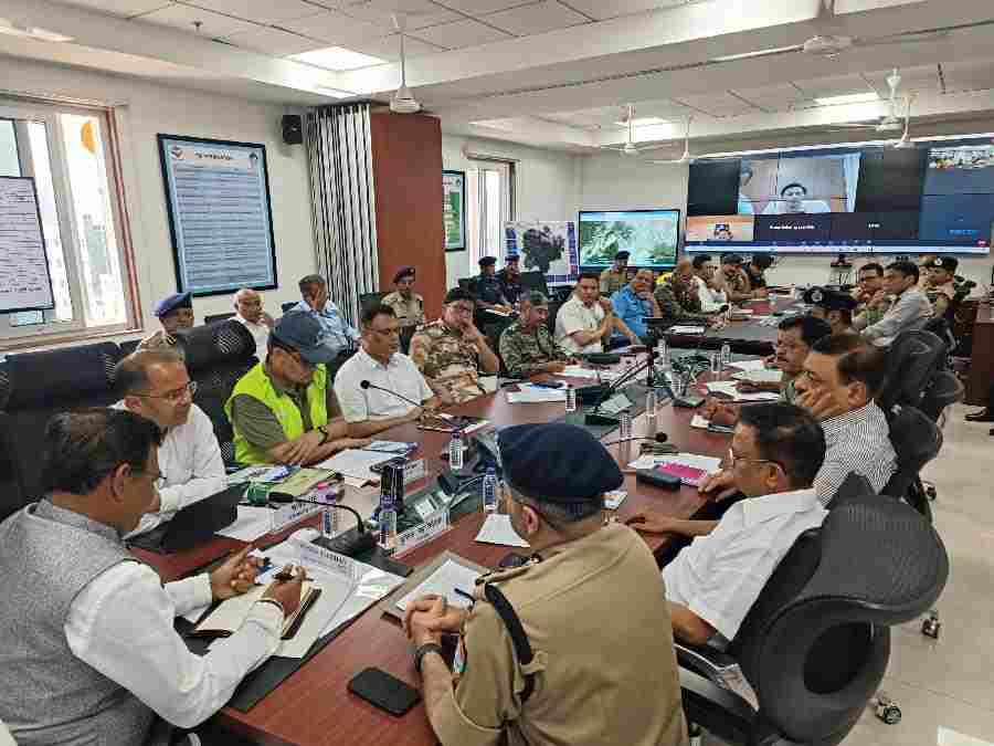 एसईओसी में शासन तथा सेना के अधिकारियों के साथ हुई उच्च स्तरीय बैठक, अन्य जनपदों में भी होगा सिविल डिफेंस का विस्तार, मुख्य सचिव आनन्द बर्द्धन ने दिए निर्देश