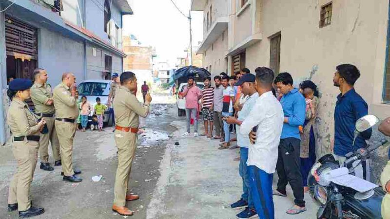 जनपद के नगर तथा देहात क्षेत्र में तड़के सुबह से ही चला दून पुलिस का सत्यापन अभियान, 1700 से अधिक बाहरी व्यक्तियों/ किरायेदारों का पुलिस ने किया सत्यापन