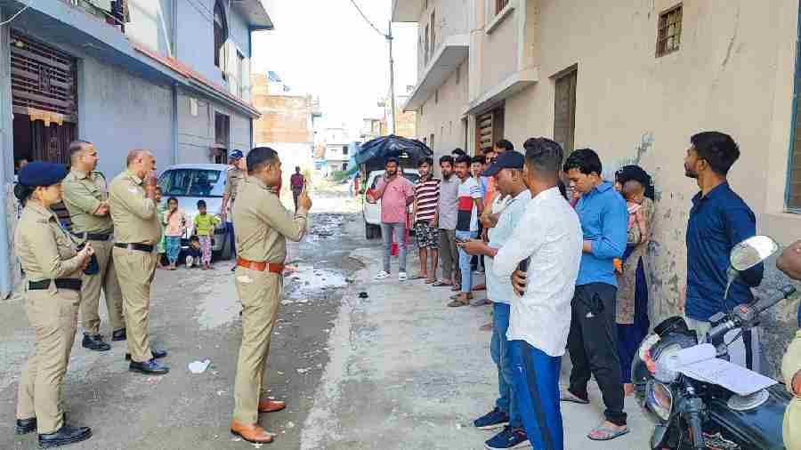 जनपद के नगर तथा देहात क्षेत्र में तड़के सुबह से ही चला दून पुलिस का सत्यापन अभियान, 1700 से अधिक बाहरी व्यक्तियों/ किरायेदारों का पुलिस ने किया सत्यापन
