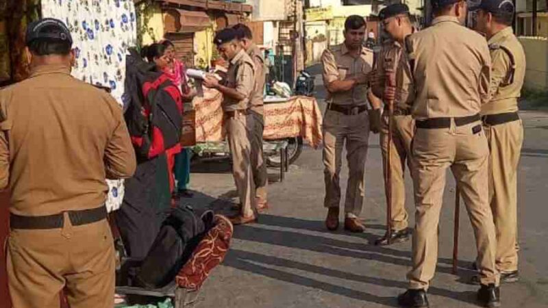 जनपद के नगर तथा देहात क्षेत्र में लगातार चल रहा दून पुलिस का सत्यापन अभियान, 750 से अधिक बाहरी व्यक्तियों/ किरायेदारों का किया सत्यापन