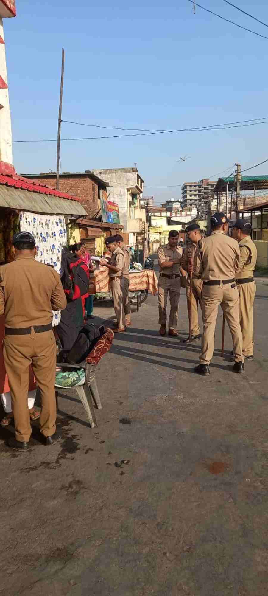 जनपद के नगर तथा देहात क्षेत्र में लगातार चल रहा दून पुलिस का सत्यापन अभियान, 750 से अधिक बाहरी व्यक्तियों/ किरायेदारों का किया सत्यापन