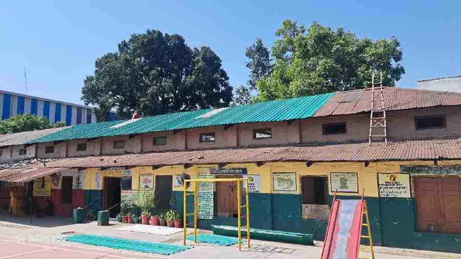 डीएम की पड़ी नजर तो संवरने लगे शिक्षा के मंदिर, परेड ग्राउण्ड सरकारी स्कूल, भवन पर मरम्मत कार्य शुरू, 42 लाख की लागत से हो रहा है मरम्मत