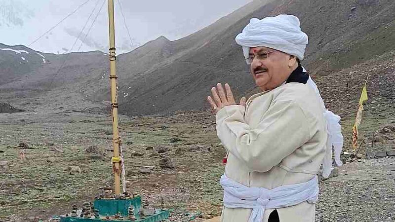 केंद्रीय मंत्री भारत सरकार जे0 पी0 नड्डा ने पवित्र आदि कैलाश क्षेत्र के दर्शन कर आदि कैलाश एवं पार्वती कुंड के निकट विराजमान भगवान शिव के मंदिर में जाकर पूर्ण विधि-विधान से की भगवान शिव की आराधना