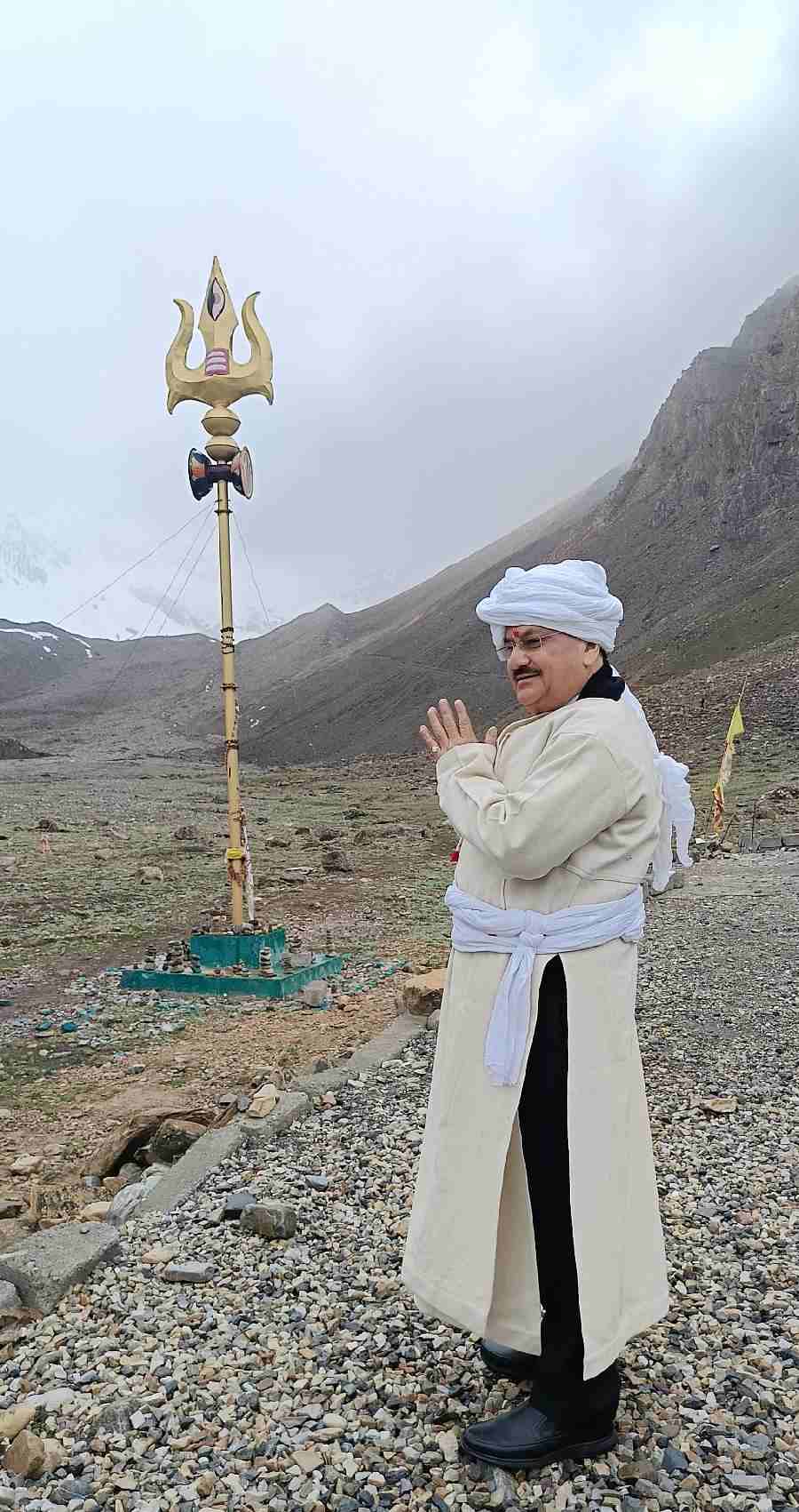 केंद्रीय मंत्री भारत सरकार जे0 पी0 नड्डा ने पवित्र आदि कैलाश क्षेत्र के दर्शन कर आदि कैलाश एवं पार्वती कुंड के निकट विराजमान भगवान शिव के मंदिर में जाकर पूर्ण विधि-विधान से की भगवान शिव की आराधना