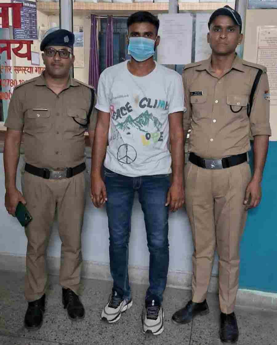 दूसरे के स्थान पर परीक्षा दे रहा मुन्ना भाई आया दून पुलिस की गिरफ्त में, सीबीएसई द्वारा आयोजित पोस्ट लैब असिस्टेंट की परीक्षा में दूसरे अभ्यर्थी की जगह परीक्षा देने पहुंचा था अभियुक्त