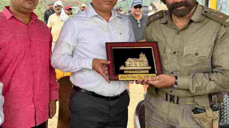 सनी देओल से मिले उत्तराखंड फिल्म विकास परिषद के सीईओ बंशीधर तिवारी, बॉर्डर 2 के सेट पर हुई सकारात्मक चर्चा