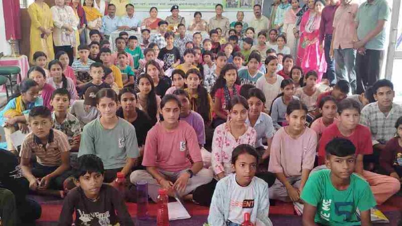 छात्रों के बीच पहुँचकर दून पुलिस ने चलाई जागरूकता की पाठशाला, एण्टी ह्यूटमन ट्रैफिकिंग यूनिट (ए.एच.टी.यू.) द्वारा बाल भवन रायपुर में जाकर छात्र छात्राओं को किया जागरूक