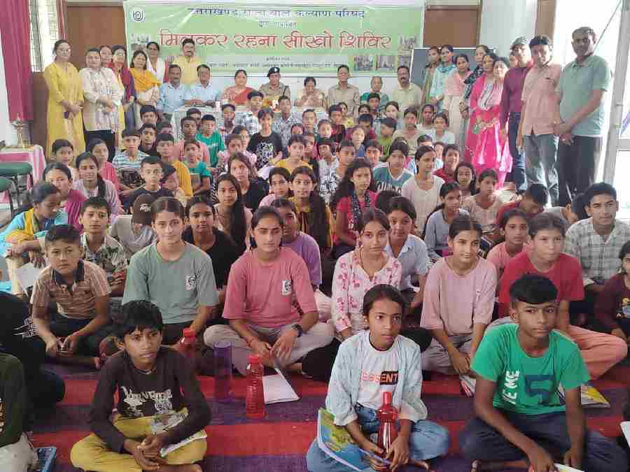 छात्रों के बीच पहुँचकर दून पुलिस ने चलाई जागरूकता की पाठशाला, एण्टी ह्यूटमन ट्रैफिकिंग यूनिट (ए.एच.टी.यू.) द्वारा बाल भवन रायपुर में जाकर छात्र छात्राओं को किया जागरूक