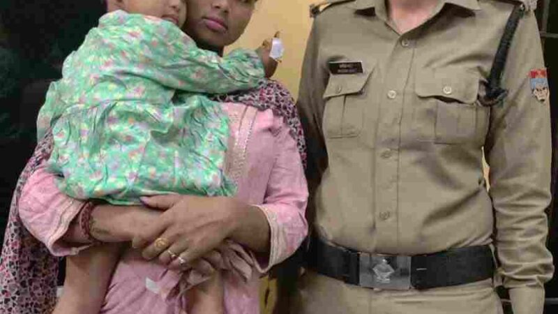 खोई मासूम को सकुशल परिजनों को लौटकर दून पुलिस ने फिर लौटाई एक परिवार की खुशियां, खेल खेल में भटककर घर से दूर निकल आई थी 3 वर्षीय मासूम