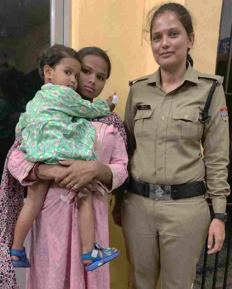 खोई मासूम को सकुशल परिजनों को लौटकर दून पुलिस ने फिर लौटाई एक परिवार की खुशियां, खेल खेल में भटककर घर से दूर निकल आई थी 3 वर्षीय मासूम
