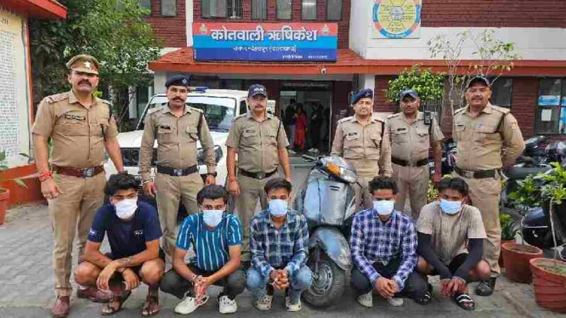 सरेराह गुंडई दिखाने वालों को दून पुलिस लाई घुटनों पर, ऋषिकेश क्षेत्र में 2 व्यक्तियों के साथ हुई मारपीट का वीडियो सोशल मीडिया पर हुआ था वायरल, 5 अभियुक्त गिरफ्तार