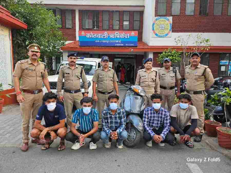 सरेराह गुंडई दिखाने वालों को दून पुलिस लाई घुटनों पर, ऋषिकेश क्षेत्र में 2 व्यक्तियों के साथ हुई मारपीट का वीडियो सोशल मीडिया पर हुआ था वायरल, 5 अभियुक्त गिरफ्तार