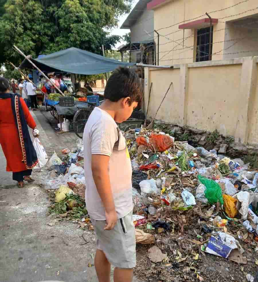 एमडीडीए कॉलोनी डालनवाला में सड़क किनारे डल रहे कूड़े ने बढ़ायी लोगों की परेशानी, वरिष्ठ समाजसेवी टीटू त्यागी ने नगर स्वास्थ्य अधिकारी से समस्या के समाधान का किया अनुरोध