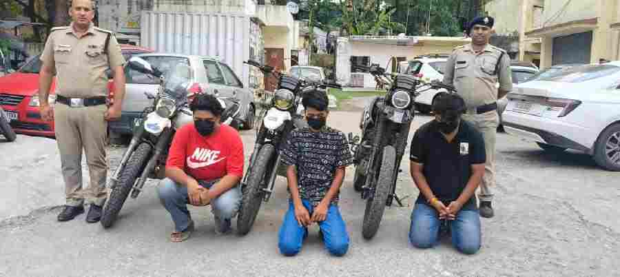 नियमो का उल्लंघन करने वालो पर चला दून पुलिस का डंडा, सड़क पर रैश ड्राइविंग कर स्टंट करने वाले 3 वाहन चालकों के विरुद्ध की कार्यवाही, वाहनों को किया सीज