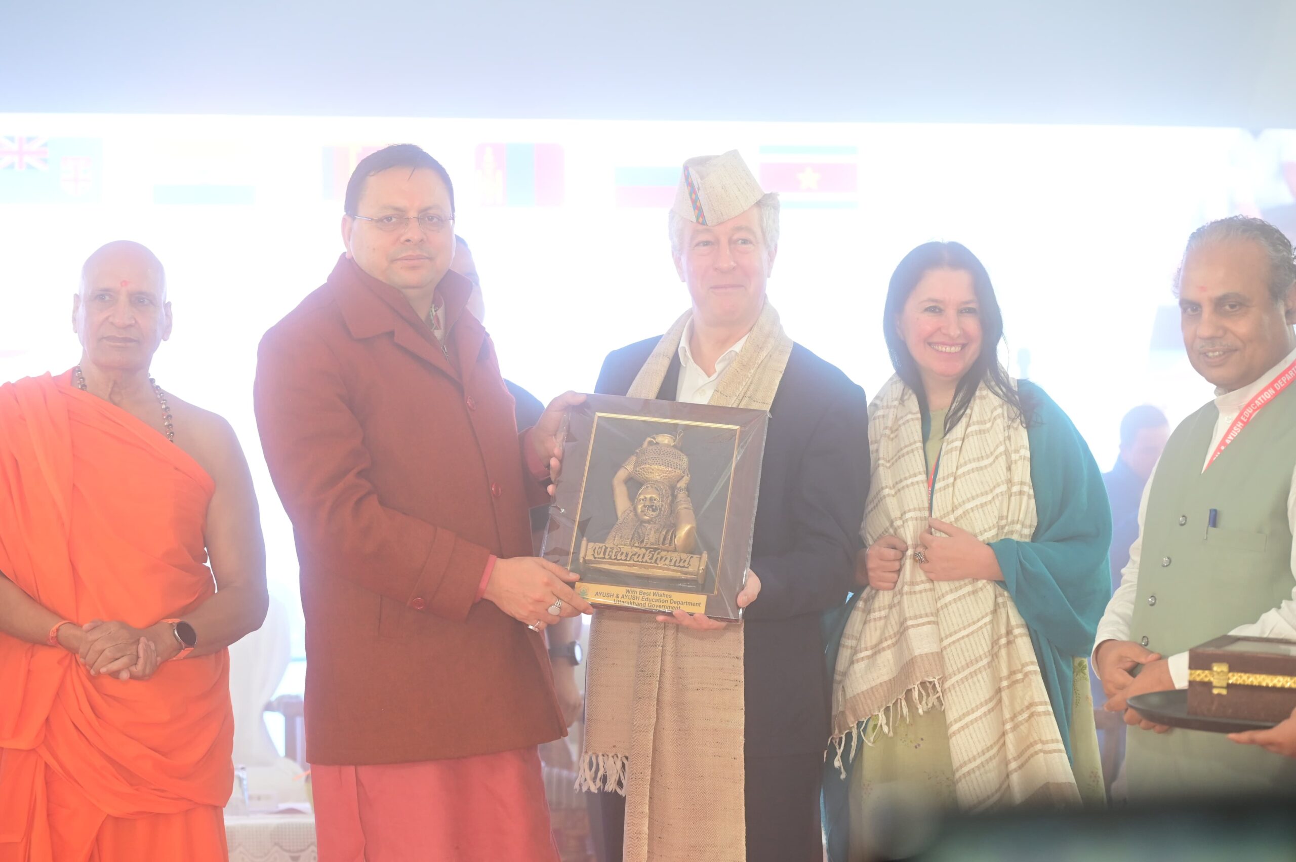 मुख्यमंत्री धामी ने विदेशी मेहमानों का भराड़ीसैंण में किया स्वागत