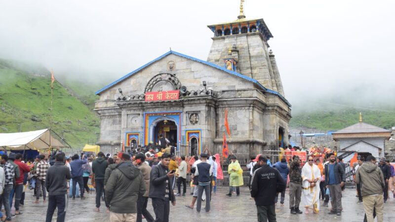 एक महीने में श्री केदारनाथ धाम यात्रा में लगभग 200 करोङ का कारोबार, घोड़ा खच्चर संचालन से 40 करोड़ रुपए, हेली सेवाओं ने किया 35 करोड़ का व्यापार