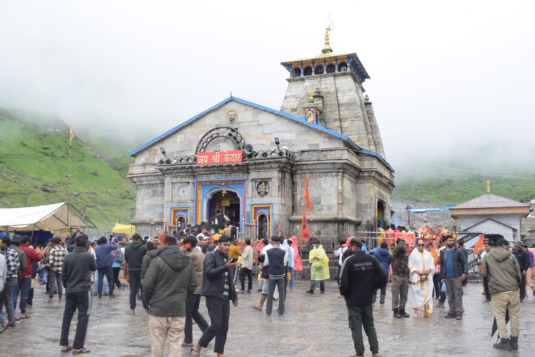 एक महीने में श्री केदारनाथ धाम यात्रा में लगभग 200 करोङ का कारोबार, घोड़ा खच्चर संचालन से 40 करोड़ रुपए, हेली सेवाओं ने किया 35 करोड़ का व्यापार