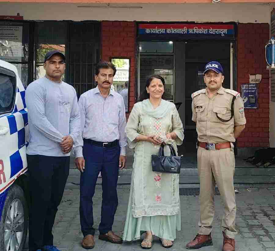 दून पुलिस ने फिर निभाया मानवता का कर्त्तव्य, महिला का खोया हुआ पर्स व मोबाइल फोन ढूंढ कर लौटाई खुशियां