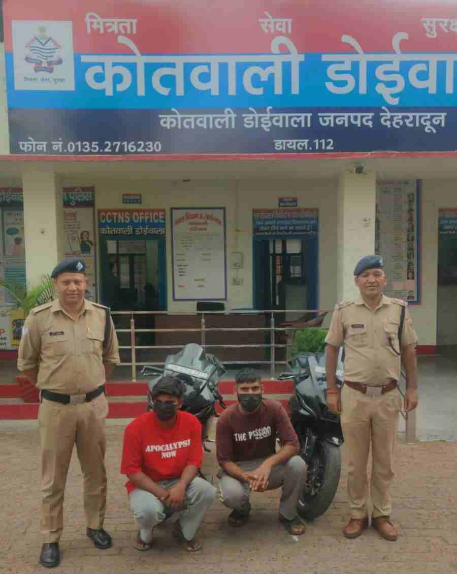दून पुलिस ने उतारी सोशल मीडिया पर मशहूर होने की खुमारी, स्टंट बाइकिंग कर रहे दोनों युवको के विरुद्ध की वैधानिक कार्यवाही, 2 बाइक सीज
