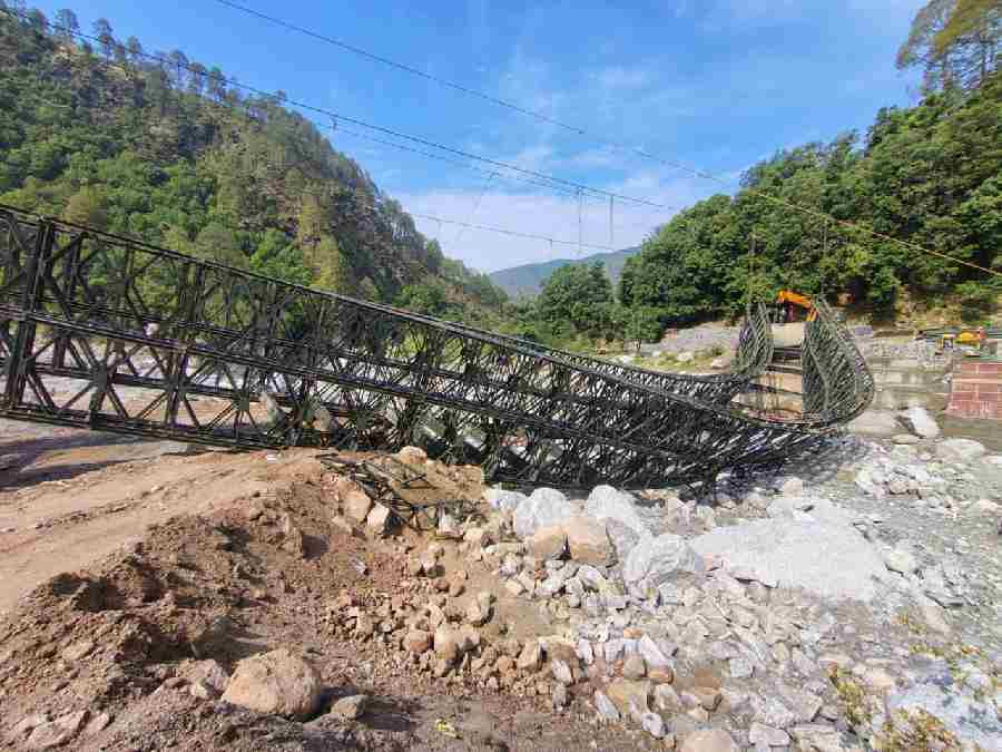 चमोली के थराली में PWD द्वारा निर्माणाधीन 60 मीटर लंबा बैली ब्रिज टूटा, 4000 की आबादी का संपर्क कटा