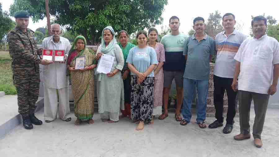 कारगिल शहीदों को सलाम – सेना के जवान पहुंचे घर-घर, परिजनों को भेंट किए स्मृति सम्मान चिन्ह’’