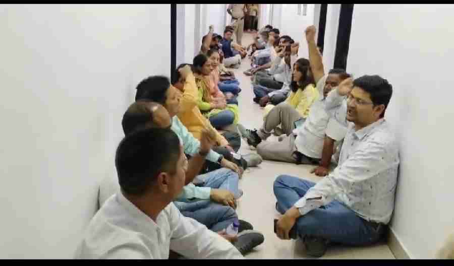 उत्तराखंड पावर जूनियर इंजीनियर संगठन में सहायक अभियंता वरिष्ठ सूची को लेकर भारी आक्रोश, संगठन के सदस्यों ने ऊर्जा भवन में किया विरोध प्रदर्शन, निगम प्रबंधन के खिलाफ की जमकर नारेबाजी