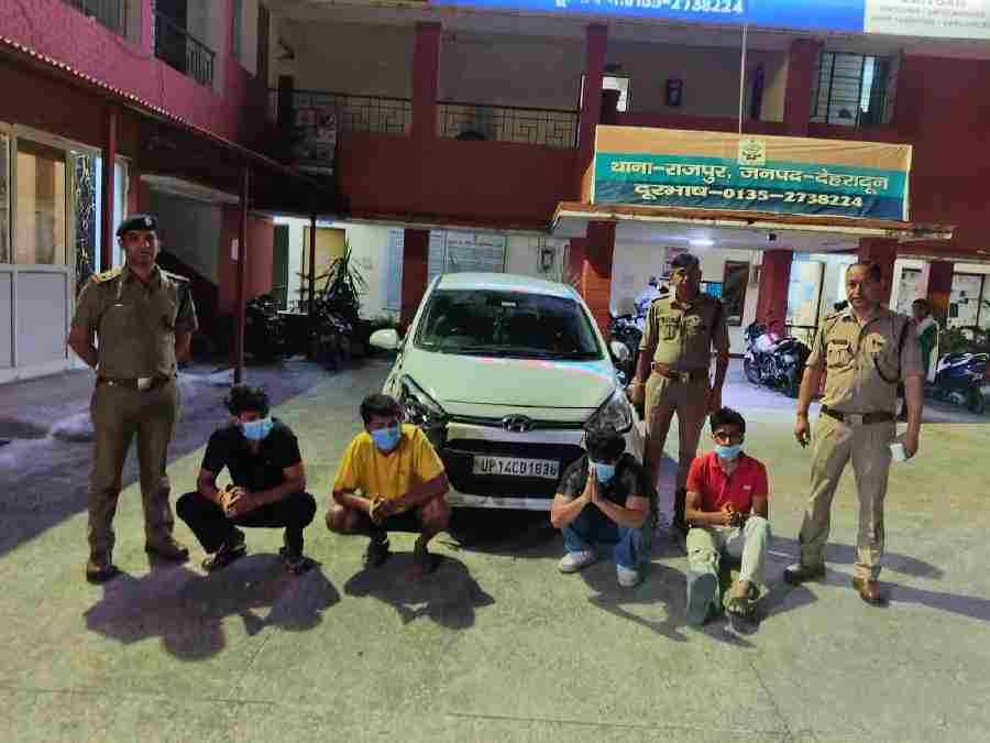 शराब पीकर लापरवाही से गाड़ी चलाने वाले युवकों को दून पुलिस ने पढ़ाया कानून का सबक, चार युवकों का किया चालान