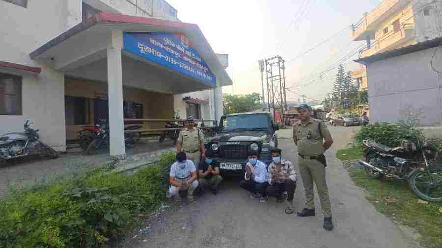 थार पर टशन ले रहे युवकों की दून पुलिस ने निकाली हेकड़ी, युवकों द्वारा थार गाड़ी के ऊपर चढ़कर खतरनाक तरीके से की जा रही थी आतिशबाजी