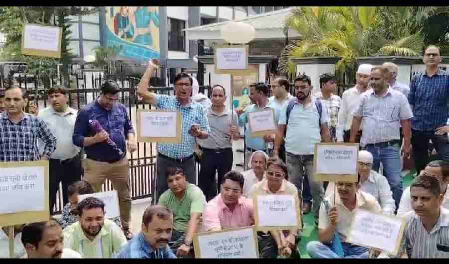 जूनियर इंजीनियर का ऊर्जा भवन मुख्यालय के समक्ष धरना जारी, कर्मचारियों ने प्रशासन पर लगाया उत्पीड़न का आरोप, 11 जून से ऊर्जा भवन मुख्यालय पर अनिश्चितकालीन धरने की चेतावनी