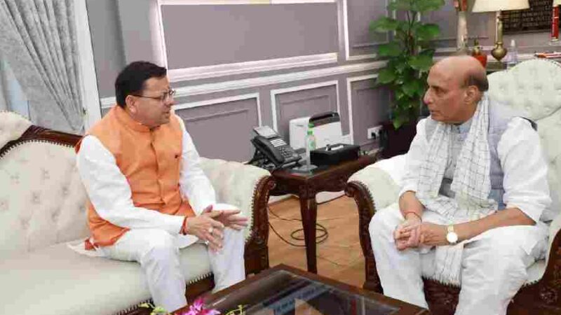 मुख्यमंत्री धामी ने नई दिल्ली में केंद्रीय रक्षा मंत्री राजनाथ सिंह से भेंट कर राज्य से जुड़े महत्वपूर्ण विषयों पर की चर्चा