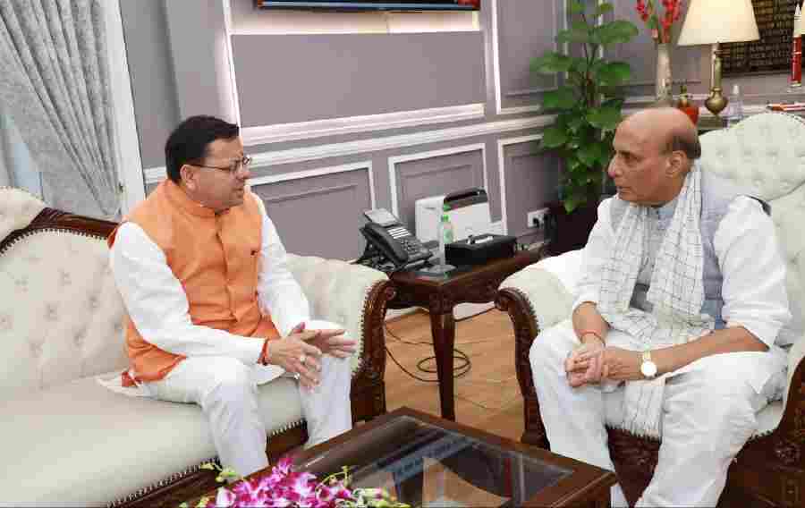 मुख्यमंत्री धामी ने नई दिल्ली में केंद्रीय रक्षा मंत्री राजनाथ सिंह से भेंट कर राज्य से जुड़े महत्वपूर्ण विषयों पर की चर्चा