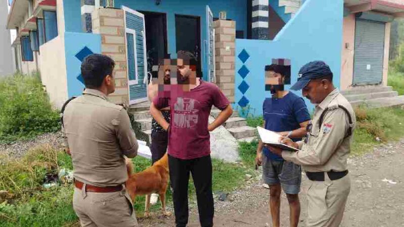 सेलाकुई क्षेत्र में स्थित हास्टलों, होम स्टे तथा आवासीय भवनों में दून पुलिस ने चलाया चैकिंग अभियान, 22 संदिग्धों को थाने पर लाकर की गई पूछताछ