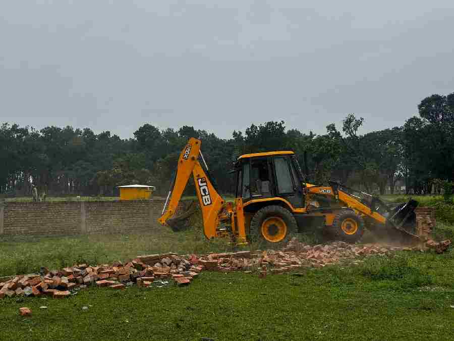 अवैध प्लाटिंग और निर्माण पर चला एमडीडीए का बुलडोजर,  नौगांव मान्डूवाला डी0बी0आई0टी0 रोड में 40 बीघा में की जा रही अवैध प्लाॅटिंग को किया ध्वस्त