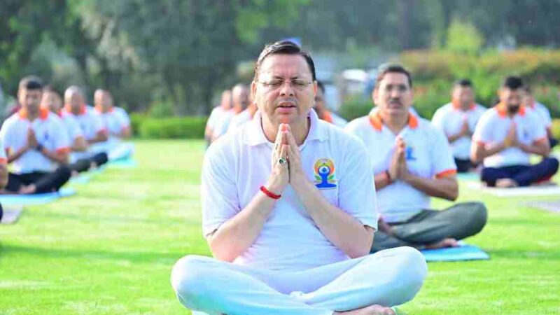 मुख्यमंत्री धामी के साथ मुख्यमंत्री कार्यालय के अधिकारियों और कर्मचारियों ने किया योगाभ्यास
