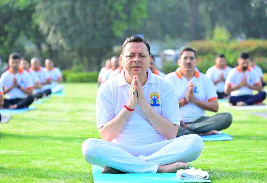 मुख्यमंत्री धामी के साथ मुख्यमंत्री कार्यालय के अधिकारियों और कर्मचारियों ने किया योगाभ्यास
