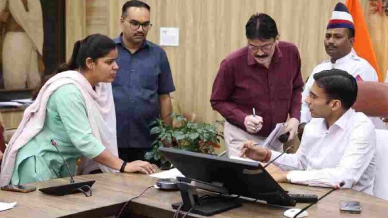 डीएम के आक्रमक रुख के बाद विधवा महिला फरियादी को आखिरकार मिला न्याय,  विधवा फरियादी की चौखट पर ही जाकर निजी बैंक डीसीबी ने लौटाये सम्पति के कागज, दिया नो ड्यूज सर्टीफिकेट, 15.50 लाख शून्य किया ऋण
