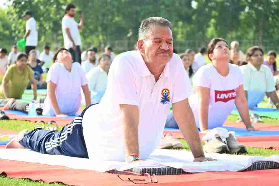कृषि मंत्री गणेश जोशी ने अंतरराष्ट्रीय योग दिवस पर पंतनगर विश्वविद्यालय में किया योगाभ्यास