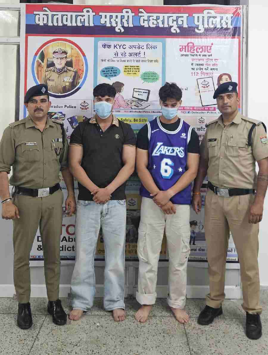 पर्यटक नगरी में स्थानीय व्यक्तियों के साथ मारपीट करने वाले अभियुक्तों को दून पुलिस ने पढाया कानून का सबक, स्थानीय व्यक्तियों के साथ मारपीट करने वाले 2 अभियुक्तो को किया गिरफ्तार