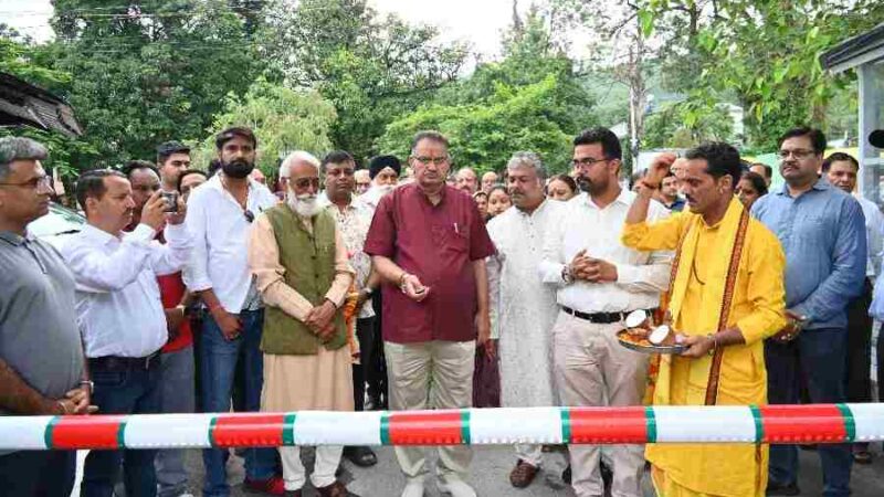कैबिनेट मंत्री गणेश जोशी ने देहरादून के राजपुर में प्लीजेंट वैली वेलफेयर एसोसिऐशन के मुख्य द्वार का किया उद्घाटन