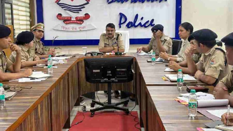 आगामी त्रिस्तरीय पंचायत चुनावों को सकुशल सम्पन्न कराने हेतु दून पुलिस ने कसी कमर, एसएसपी देहरादून द्वारा चुनाव की तैयारियों को लेकर अधीनस्थ अधिकारियों के साथ की बैठक