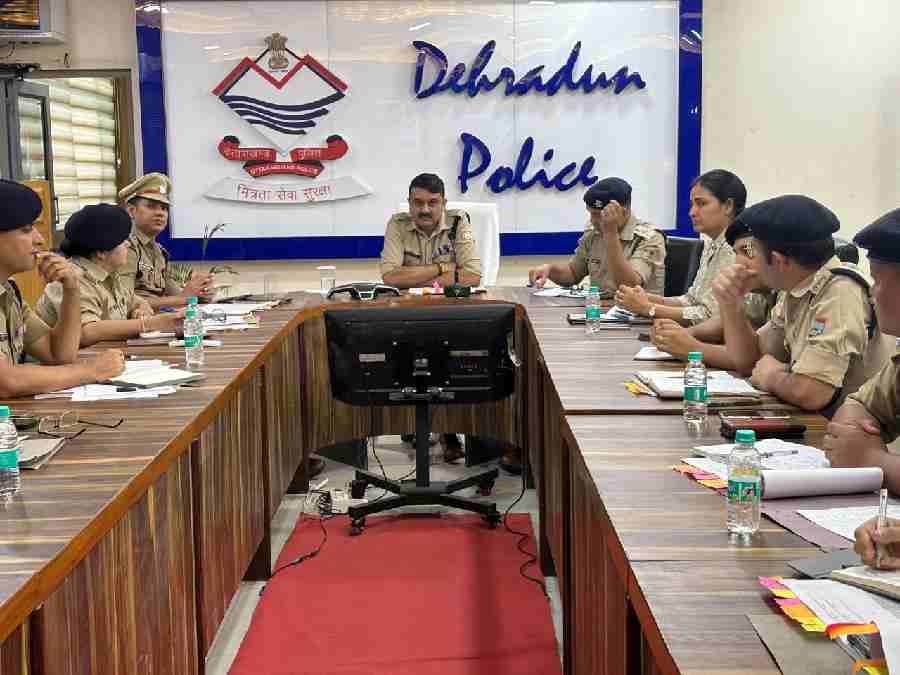 आगामी त्रिस्तरीय पंचायत चुनावों को सकुशल सम्पन्न कराने हेतु दून पुलिस ने कसी कमर, एसएसपी देहरादून द्वारा चुनाव की तैयारियों को लेकर अधीनस्थ अधिकारियों के साथ की बैठक